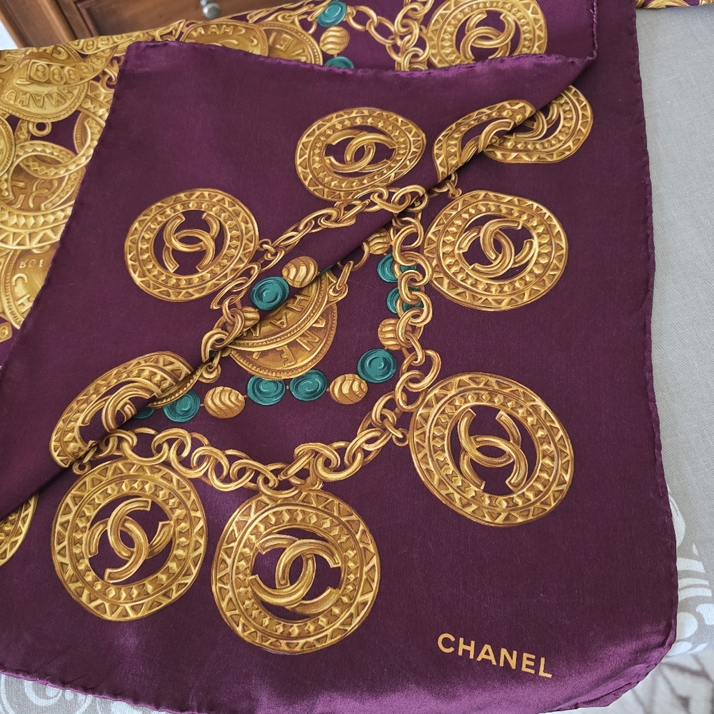 Vintage CHANEL burgundy silk scarf featuring gold chain medallion print motif 34 - Picture 6 of 10